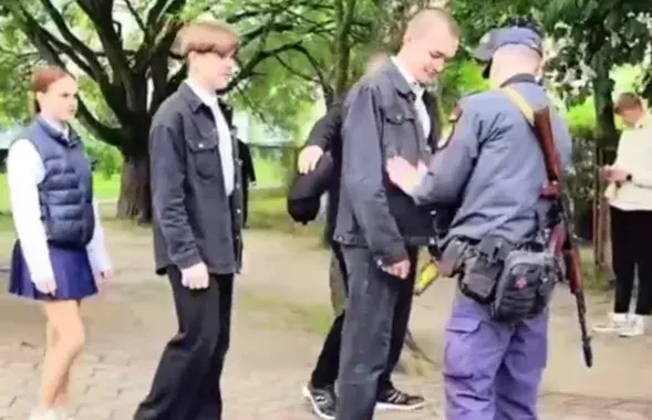 У Бярозе школьнікаў перад ЦЭ правярае міліцыянт з аўтаматам
