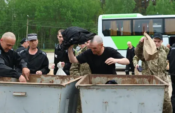 Украинские пленные выбрасывают российские тюремные робы
