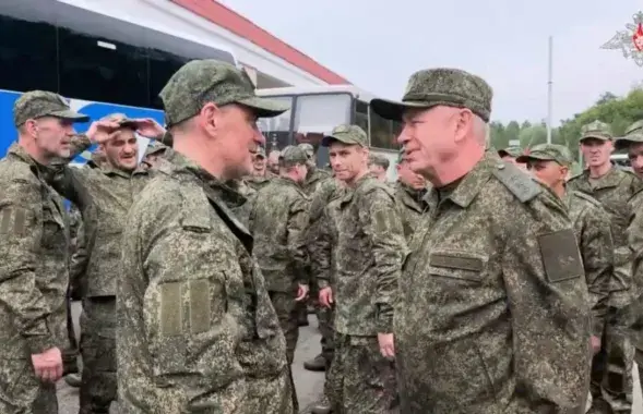 Намеснік міністра абароны РФ Аляксандар Фамін сустракае ў Беларусі расійскіх ваеннапалонных
