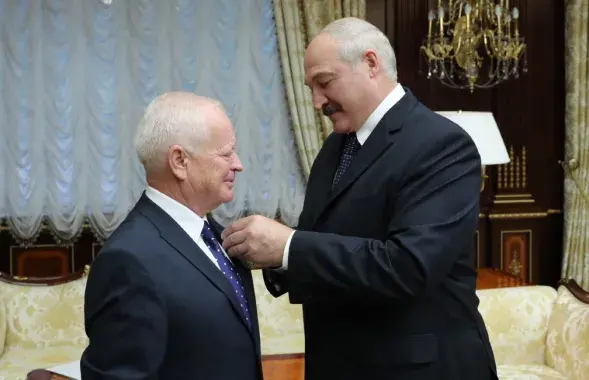Александр Лукашенко вручает Йозефу Мигашу орден Скорины
