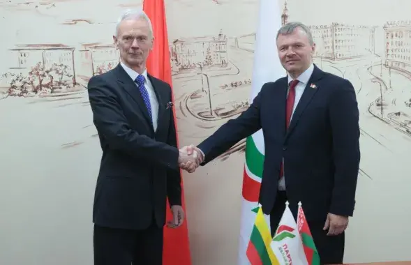 Эдуардас Вайткус (злева) і старшыня партыі "Белая Русь" Алег Раманаў
