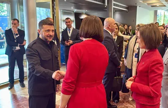 Владимир Зеленский здоровается со Светланой Тихановской
