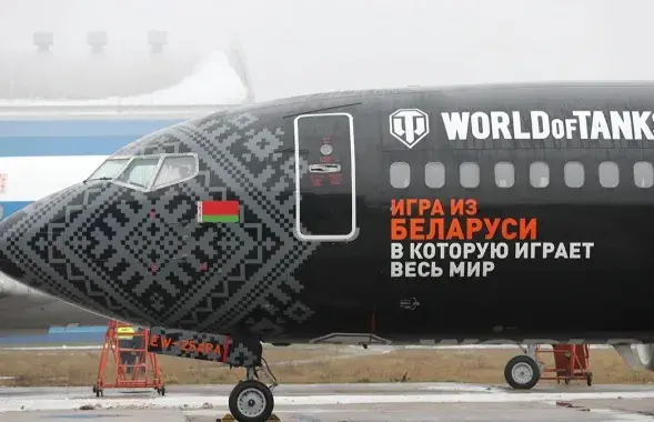 Cамолет авиакомпании "Белавиа" Boeing 737-300 под брендом World of Tanks в Национальном аэропорту Минска, Беларусь, 12 декабря 2018 года /Tatyana Zenkovich&nbsp;
