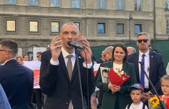 Сяргей Ціханоўскі падчас сустрэчы з беларусамі Варшавы
