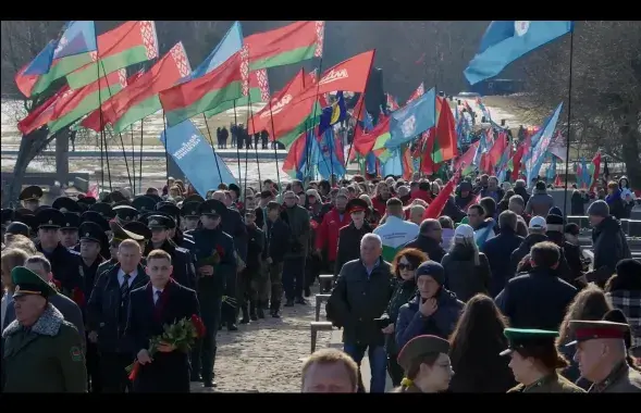 Кадр з фільму "Спаленыя вёскі"
