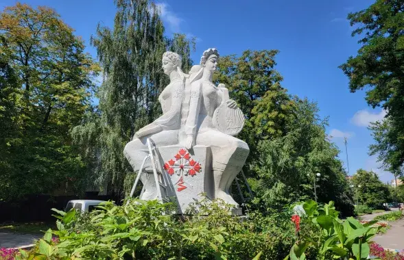 Скульптура "Тры сястры"
