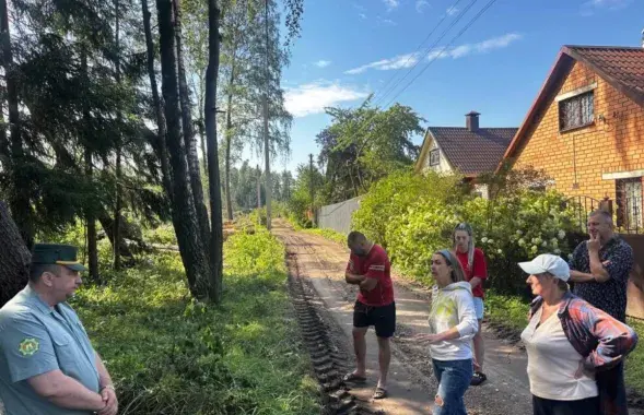 Сустрэча дачнікаў з дырэктарам Бараўлянскага лясгасу
