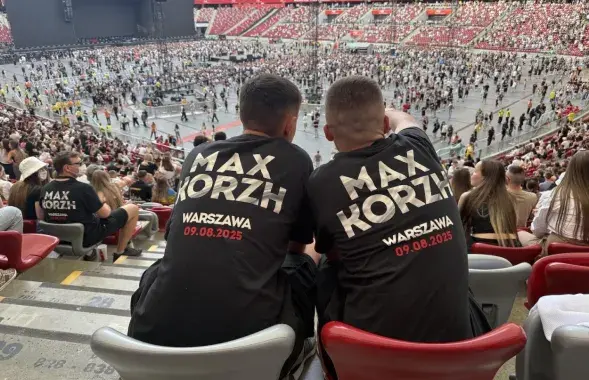 Гледачы перад канцэртам Макса Каржа&nbsp;
