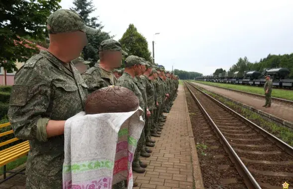 Белорусские военные встречают российских коллег
