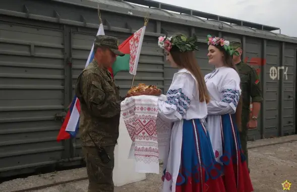 Расійскіх вайскоўцаў сустракалі ў Беларусі
