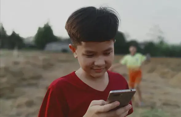 Ребёнок с телефоном
