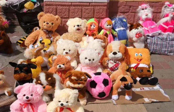 Продажа игрушек на вокзале в Жлобине
