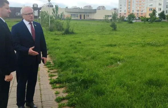 Директор "МЛ Витебск" Виктор Фаустович рассматривает площадку в городе
