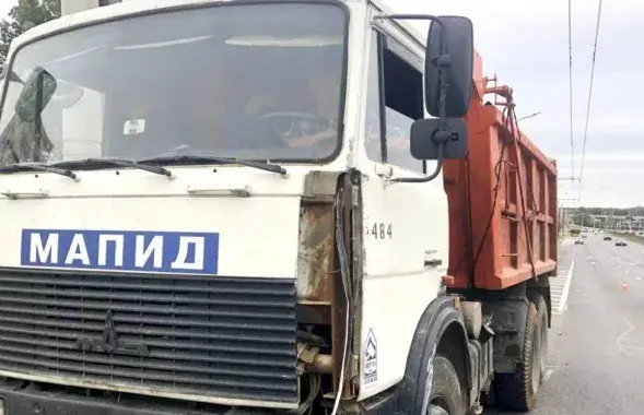 Грузовик врезался в городской автобус в Минске
