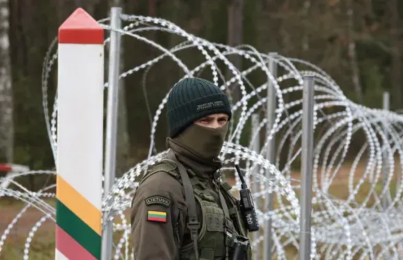 Літоўскі памежнік на мяжы Літвы і Беларусі