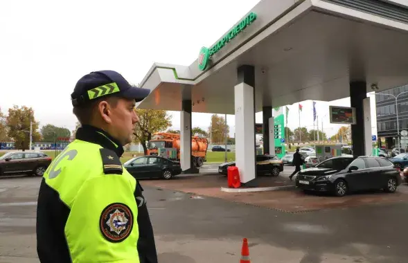 Міліцыя на запраўцы
