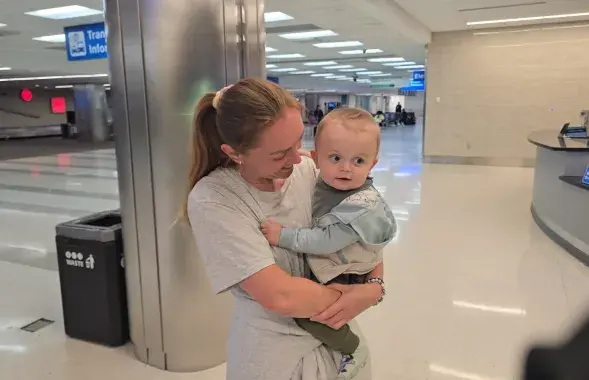 Вераніка Казлоўская з маленькім сынам у аэрапорце пасля вяртання
