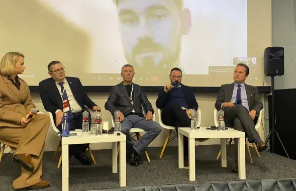 Олег Дунда второй справа, с микрофоном
