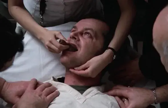 Кадр з фільма "Палёт над гняздом зязюлі"
