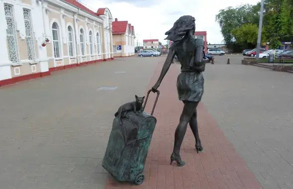 Скульптура "Пассажирка" в городе Молодечно
