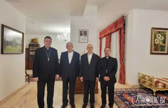 Вызваленыя ксяндзы (у цэнтры)
