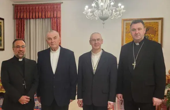 Освобожденные ксендзы (в центре)
