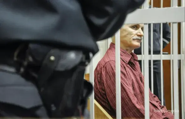 Праваабаронца і палітвязень Алесь Бяляцкі падчас судовага паседжання
