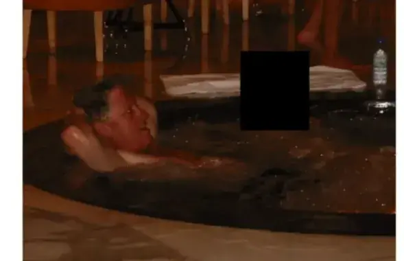 Билл Клинтон в джакузи
