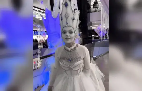 Жывая Снежная каралева побач з інсталяцыяй
