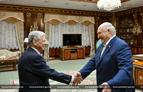 Джон Коул жмет руку Лукашенко
