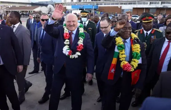 Аляксандр Лукашэнка з прэзідэнтам Зімбабве Эмерсанам Мнангагвам, Зімбабве, зіма 2023 года
