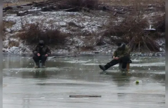 Белорусские рыболовы открывают сезон подлёдной рыбалки. Но они рискуют жизнью
