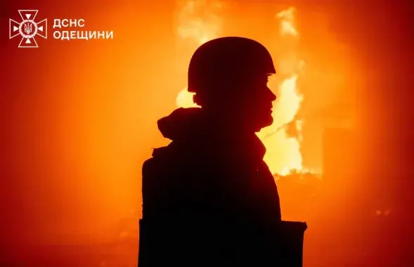 Сілуэт мужчыны на фоне агню
