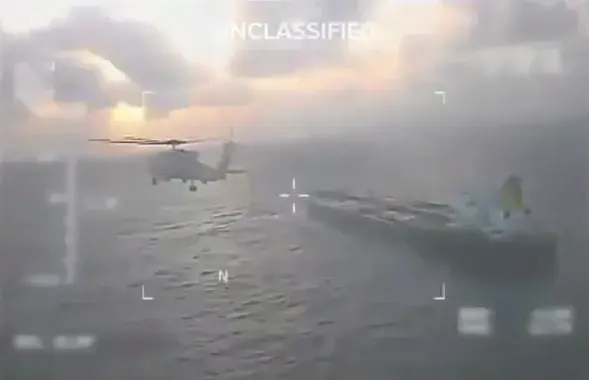 Амерыканскі верталёт над танкерам
