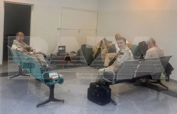 Летчики, которых задержали в аэропорту Туниса
