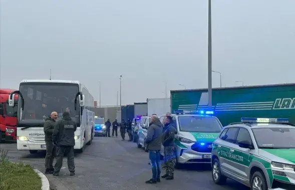 Аўтобус з экс-палітвязнямі па дарозе з Польшчы ў Літву
