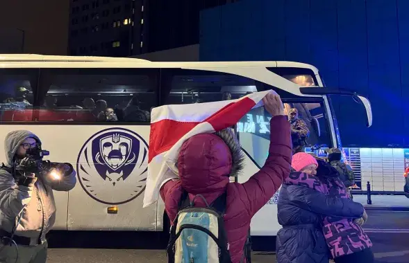 Сустрэча аўтобусаў з экс-палітвязнямі
