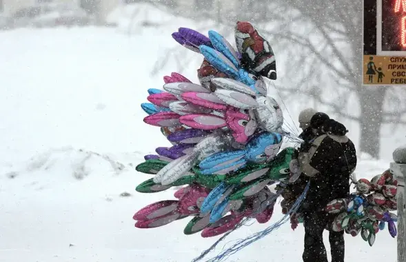 Цыклон, які накрыў Беларусь снегам, страчвае сілу і зрушаецца ў бок Расіі
