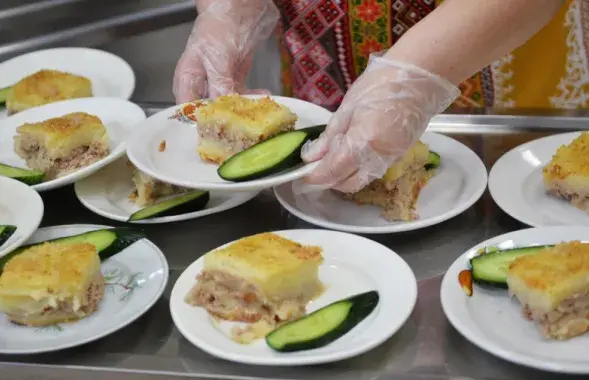 Детей 6–10 лет в девяти школах столицы существенно недокармливали
