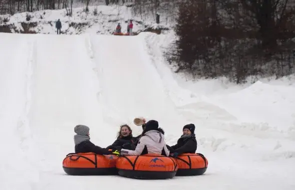 Катание на тюбингах
