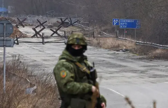 Беларускі пагранічнік нясе вахту каля пункта пропуску "Новая Гута".
