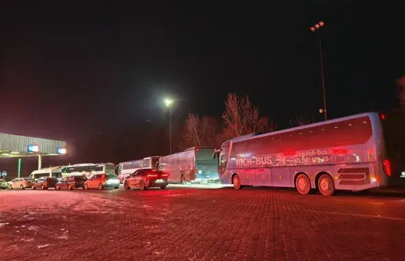 Аўтобусная чарга перад пунктам пропуску "Брэст"&nbsp;

