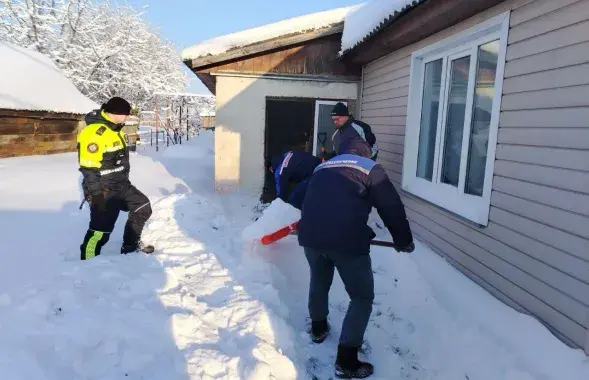 Судовыя выканаўцы адкапалі з-пад снегу пусты дом
