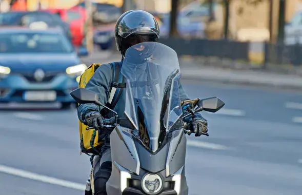 Курьер, иллюстративное фото
