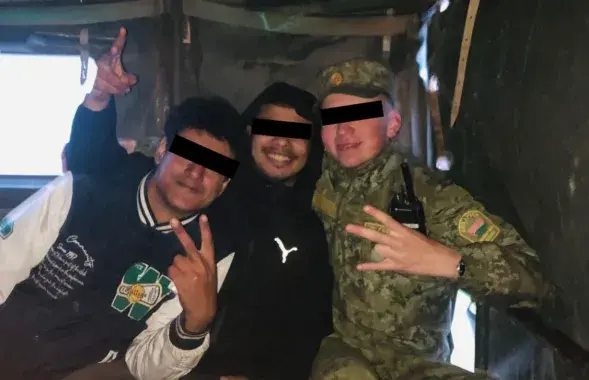 Беларускі памежнік суправаджае мігрантаў
