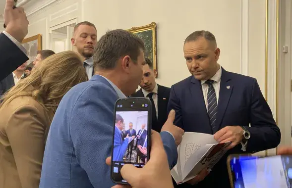 Зміцер Лукашук падарыў Каралю Наўроцкаму кнігу пра беларускую нацыянальную ідэю
