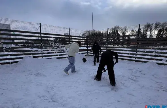 Падлеткі на ўборцы снегу

