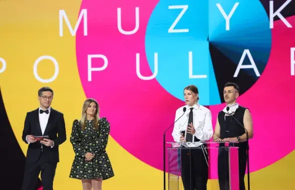 Дуэт Sw@da x Niczos (справа) падчас атрымання прэміі Paszporty POLITYKI
