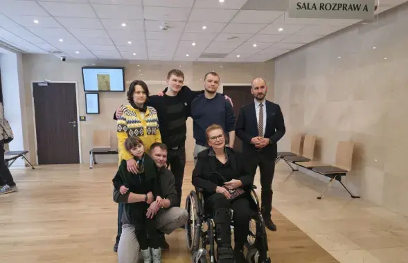 Алесь Папковіч (стаіць другі злева) з блізкімі пасля суда
