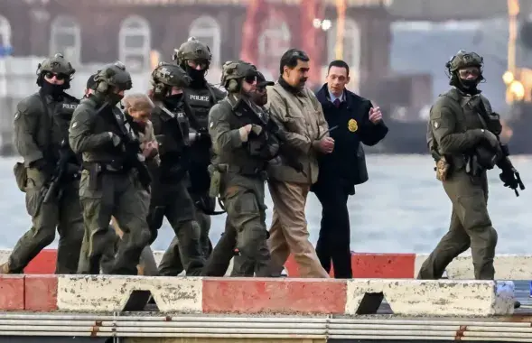 Свергнутого президента Венесуэлы Николаса Мадуро и его жену Силию Флорес ведут в суд Южного округа Нью-Йорка
